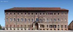 un grand bâtiment en briques avec un toit brun dans l'établissement A 2 Passi Bed and Breakfast, à Faenza