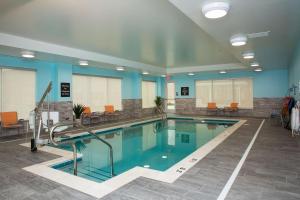 Homewood Suites By Hilton Allentown Bethlehem Center Valley في Center Valley: مسبح كبير بجدران زرقاء وكراسي برتقالية