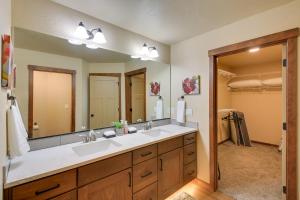 Un baño con dos lavabos y un espejo grande. en Game Room and Patio Pet-Friendly Oldtown Retreat, en Priest River 23 fotos más