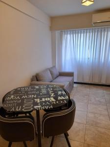 ein Wohnzimmer mit einem Tisch und einem Sofa in der Unterkunft Barracas Charme in Buenos Aires