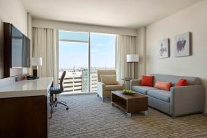 Sjónvarps- og/eða afþreyingartæki á Calgary Airport Marriott In-Terminal Hotel