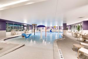 een zwembad met een glijbaan in een gebouw bij Hampton Inn & Suites Fort Worth Downtown in Fort Worth