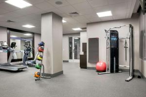 een fitnessruimte met loopbanden en fitnessapparatuur bij Hampton Inn & Suites Fort Worth Downtown in Fort Worth