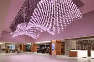 ワシントンにあるHilton Washington DC National Mall The Wharfのホテルロビーの大きな紫色のシャンデリア