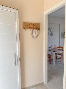 een deur naar een eetkamer met een thuisbord bij Braziliana Apartments in Dassia