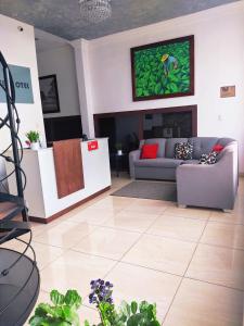 ein Wohnzimmer mit einem Sofa und einem Kamin in der Unterkunft Este Hotel in Estelí
