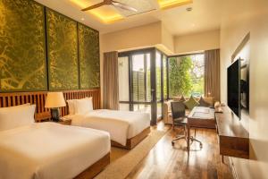 DoubleTree by Hilton Weerawila Rajawarna Resort客房内的一张或多张床位