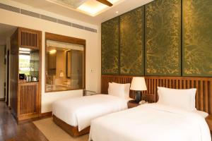 DoubleTree by Hilton Weerawila Rajawarna Resort客房内的一张或多张床位