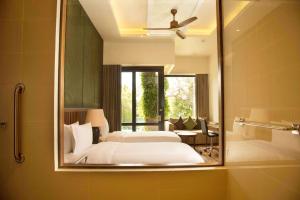DoubleTree by Hilton Weerawila Rajawarna Resort客房内的一张或多张床位