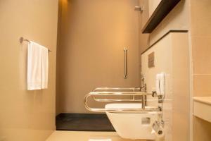 DoubleTree by Hilton Weerawila Rajawarna Resort的一间浴室