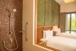 DoubleTree by Hilton Weerawila Rajawarna Resort客房内的一张或多张床位