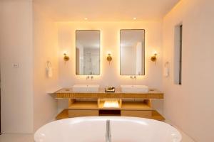 DoubleTree by Hilton Weerawila Rajawarna Resort的一间浴室