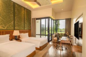 DoubleTree by Hilton Weerawila Rajawarna Resort客房内的一张或多张床位