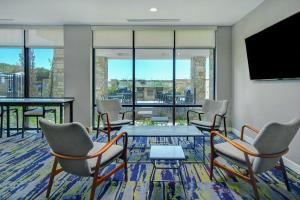 Home2 Suites By Hilton Plano Richardson的电视和/或娱乐中心