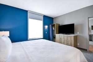 Home2 Suites By Hilton Plano Richardson的电视和/或娱乐中心