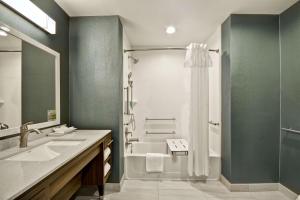 Home2 Suites By Hilton Plano Richardson的一间浴室
