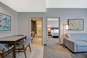 Home2 Suites By Hilton Plano Richardson客房内的一张或多张床位
