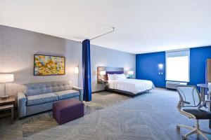Home2 Suites By Hilton Plano Richardson客房内的一张或多张床位