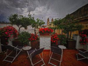 una pintura de un balcón con sillas y flores en Casa Farella B&B in mini Apartments Altamura x Matera, en Altamura