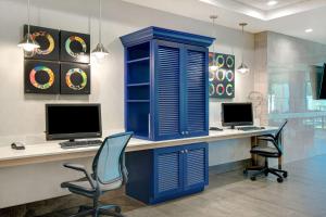 Home2 Suites By Hilton Plano Richardson的电视和/或娱乐中心