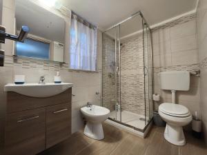 巴勒摩的住宿－Don Vito's Home，浴室配有卫生间、盥洗盆和淋浴。