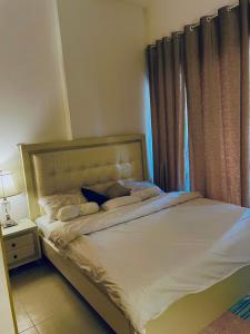 una camera da letto con un grande letto e una finestra di Ayo’s apartment a Dubai