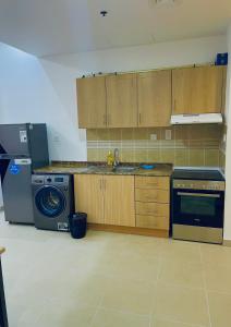 a kitchen with a dishwasher and a washer at Ayo’s apartment in Dubai