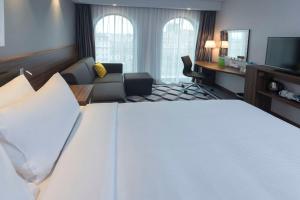 Posteľ alebo postele v izbe v ubytovaní Hampton By Hilton Poznan Old Town + 19 fotografií