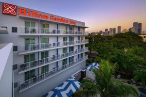 un hôtel avec un panneau d'hôtel sur le côté d'un bâtiment dans l'établissement Hilton Garden Inn Miami Brickell South, à Miami