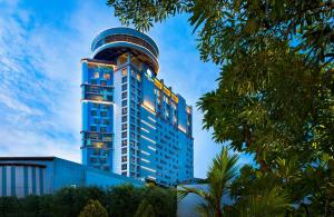 wysoki niebieski budynek z kopułą na górze w obiekcie DoubleTree by Hilton Surabaya w mieście Surabaja
