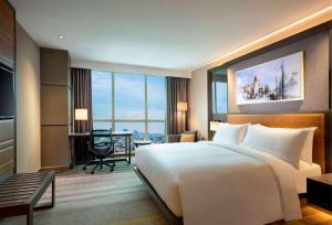 Letto o letti in una camera di DoubleTree by Hilton Surabaya