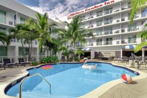 une piscine avec un cygne en face d'un hôtel dans l'établissement Hilton Garden Inn Miami Brickell South, à Miami