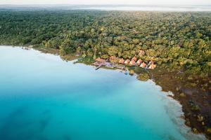 una vista aérea de una isla en un cuerpo de agua en Our Habitas Bacalar en Bacalar