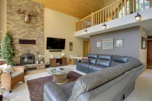 Zona de estar de Lakefront Brainerd Cabin with Fireplace!