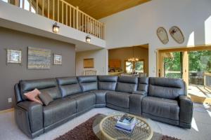 Zona d'estar a Lakefront Brainerd Cabin with Fireplace!
