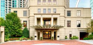 een groot stenen gebouw met een draaideur bij Waldorf Astoria Atlanta Buckhead in Atlanta