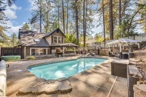 Casa con piscina y casa en Grass Valley Vacation Rental with Private Pool, en Grass Valley