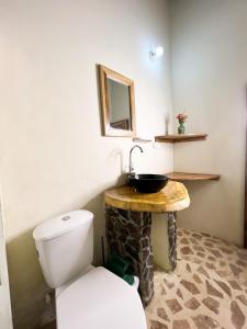 a bathroom with a toilet and a sink at Tayrona Cachaco River Ecohostal in El Zaino