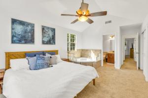 1 dormitorio con 1 cama y ventilador de techo en Grass Valley Vacation Rental with Private Pool, en Grass Valley