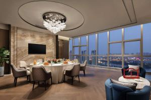 uma sala de jantar com mesa e cadeiras em Doubletree By Hilton Suzhou Wujiang em Suzhou