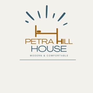 un logotipo para una casa de Petrina Hill en Petra Hill en Wadi Musa