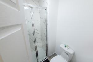 Koupelna v ubytování Near Ashford Intl Station - 3 Bedrooms, 3 Bathrooms with WiFi and Breakfast