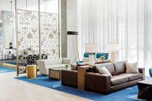 Carte Hotel San Diego Downtown, Curio Collection By Hilton的休息区