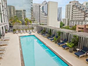圣地亚哥Carte Hotel San Diego Downtown, Curio Collection By Hilton的享有游泳池的顶部景色,位于一座带椅子的建筑中