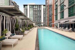 Carte Hotel San Diego Downtown, Curio Collection By Hilton内部或周边的泳池