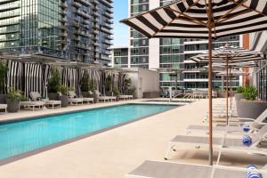 Carte Hotel San Diego Downtown, Curio Collection By Hilton内部或周边的泳池