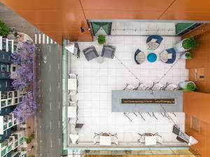 Carte Hotel San Diego Downtown, Curio Collection By Hilton的厨房或小厨房