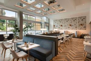 Carte Hotel San Diego Downtown, Curio Collection By Hilton的休息区
