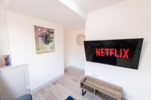 TV a/nebo společenská místnost v ubytování Near Ashford Intl Station - 3 Bedrooms, 3 Bathrooms with WiFi and Breakfast