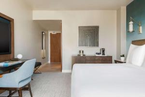 Carte Hotel San Diego Downtown, Curio Collection By Hilton的休息区